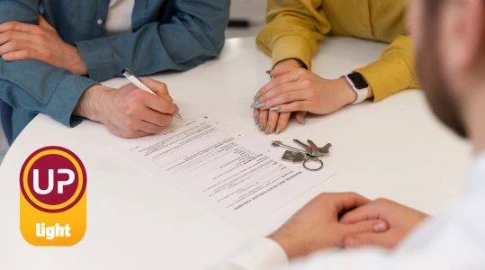 homem assinando contrato com a up estate