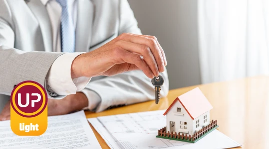 homem com a chave após contrato com a up estate