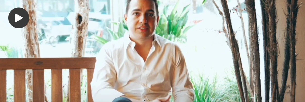 thumbnail de um homem dando depoimento sobre a up estate