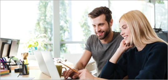 um casal observando os beneficios de garantir up estate