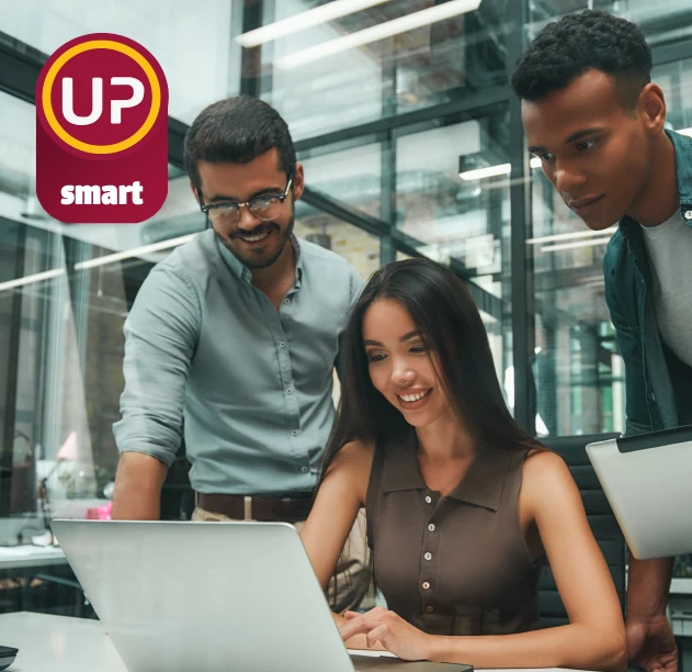 uma mulher e dois homens analisando os beneficios da up estate pelo notebook-responsivo1